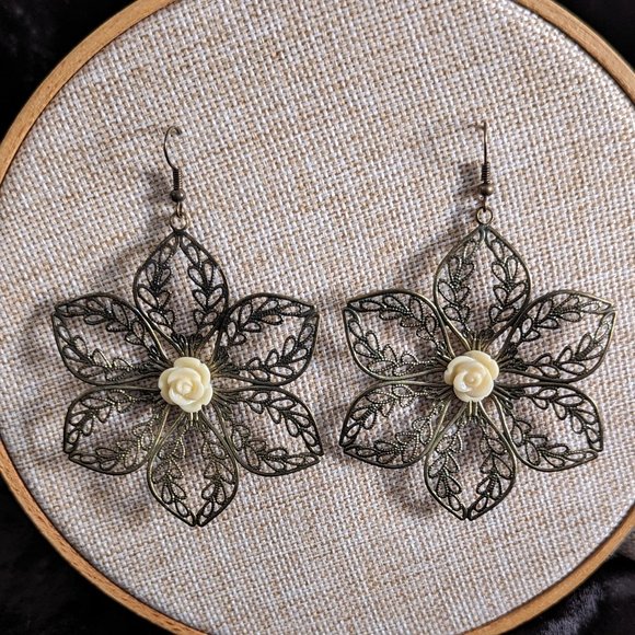 Oversized bronze metal flower vintage boho dangling earrings - Picture 1 of 3